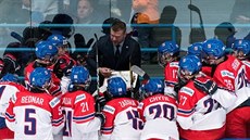 eský trenér Václav Varaa instruuje na mistrovství svta hokejist do 18 let...