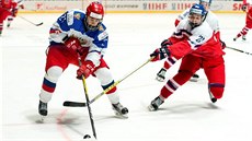 Filip Chytil napadá ruského soupee v utkání mistrovství svta hokejist do 18...