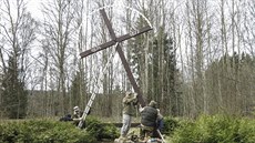 Členové Železnorudského klubu vztyčili na začátku dubna na Špičáku dřevěný kříž... Členové Železnorudského klubu vztyčili na začátku dubna na Špičáku dřevěný kříž...