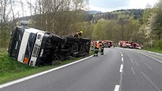 Nehoda cisterny s benzínem uzavřela silnici č. I/13 Karlovy Vary - Chomutov. Nehoda cisterny s benzínem uzavřela silnici č. I/13 Karlovy Vary - Chomutov.