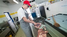 Tlačenka, jitrnice, škvarky a snad i játrová paštika. To vše připravili v... Tlačenka, jitrnice, škvarky a snad i játrová paštika. To vše připravili v...