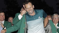 panlský golfista Sergio García si obléká tradiní zelené sako pro vítze...
