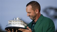Španělský golfista Sergio García s trofejí pro vítěze Masters.v Augustě. Španělský golfista Sergio García s trofejí pro vítěze Masters.v Augustě.