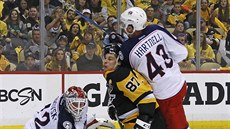 Sidney Crosby (uprosted) z Pittbsurghu tvrd bránný Scottem Hartnellem z...