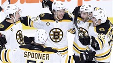 David Pastrňák (uprostřed) slaví se spoluhráči z Bostonu gól v zápase s Ottawou. David Pastrňák (uprostřed) slaví se spoluhráči z Bostonu gól v zápase s Ottawou.