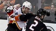 Michael Ferland (vlevo) z Calgary v bitce s Kevinem Bieksou z Anaheimu.