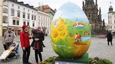 Olomoucké Horní námstí pipomíná Velikonoce obí kraslicí, která sem...