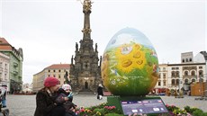 Olomoucké Horní náměstí připomíná Velikonoce obří kraslicí, která sem... Olomoucké Horní náměstí připomíná Velikonoce obří kraslicí, která sem...