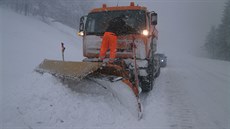 Nejsložitější situace panovala na silnici přes Červenohorské sedlo, silničářům... Nejsložitější situace panovala na silnici přes Červenohorské sedlo, silničářům...