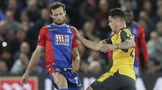 Granit Xhaka (ve lutém) z Arsenalu bojuje s Yohanem Cabayem z Crystal Palace