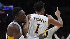 D'Angelo Russell slaví se spoluhráem Juliusem Randlem z Los Angeles Lakers...