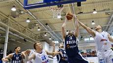 Kolínský basketbalista Garret Kerr doskoil ped imonem Jekem (24) a Ondejem...