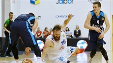 Dínský basketbalista Jakub Krakovi (v bílém) skáe po míi, sleduje ho Luká...