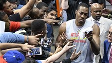 Dwight Howard se zdraví s fanoušky Atlanty po zápase s Charlotte. Dwight Howard se zdraví s fanoušky Atlanty po zápase s Charlotte.