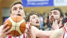 Radek Nečas (vlevo) z Pardubic zakončuje, ale jak se do tohoto propletence... Radek Nečas (vlevo) z Pardubic zakončuje, ale jak se do tohoto propletence...