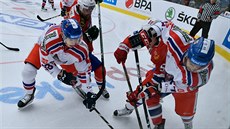 V utkání s Norskem o puk usilují etí hokejisté Robin Hanzl (vpravo) a Libor...