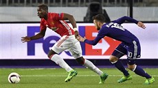 Paul Pogba (vlevo) z Manchesteru United uniká Massimu Brunovi z Anderlechtu.