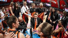 Olaf Lange hovoí k hvzdám basketbalového Jekatrinburgu.