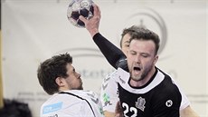 Michal Tonar (v černém) z Plzně se posazuje z přes lovosického Dominika Mika. Michal Tonar (v černém) z Plzně se posazuje z přes lovosického Dominika Mika.