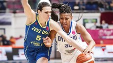 Angel McCoughtryová (vpravo) z Kursku uniká kolem Sonji Petrovičové z USK Praha. Angel McCoughtryová (vpravo) z Kursku uniká kolem Sonji Petrovičové z USK Praha.
