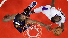 Raymond Felton (vpravo) z LA Clippers v souboji s Derrickem Favorsem z Utahu. Raymond Felton (vpravo) z LA Clippers v souboji s Derrickem Favorsem z Utahu.
