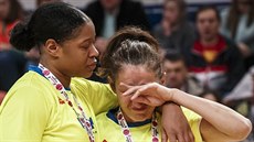 Kia Vaughnová (vlevo) utěšuje Laiu Palauovou, jejich USK Praha skončil v... Kia Vaughnová (vlevo) utěšuje Laiu Palauovou, jejich USK Praha skončil v...