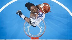 Nneka Ogwumikeová z Kursku zakončuje ve finále Euroligy. Nneka Ogwumikeová z Kursku zakončuje ve finále Euroligy.
