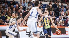 Allie Quigleyová (vpravo) z Fenerbahce Istanbul hledá cestu ke koi Kursku...