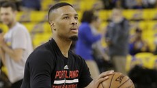 Damian Lillard z Portlandu se rozcviuje ped zápasem s Golden State.