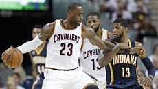 LeBron James (vlevo) z Clevelandu se snaží uvolnit ze sevření Paula George z... LeBron James (vlevo) z Clevelandu se snaží uvolnit ze sevření Paula George z...