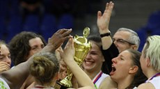 Basketbalistky KP Brno s pohárem za ligový bronz