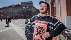 Hradecký prodejce Nového Prostoru Tomáš Máša, kterému se lidé složili na... Hradecký prodejce Nového Prostoru Tomáš Máša, kterému se lidé složili na...