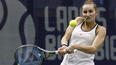 Markéta Vondrouová returnuje v semifinále turnaje v Bielu.