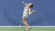 Markéta Vondrouová servíruje ve finále turnaje v Bielu.