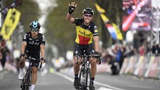 Philippe Gilbert vítězoslavně přijíždí do cíle Amstel Gold Race, za ním je... Philippe Gilbert vítězoslavně přijíždí do cíle Amstel Gold Race, za ním je...