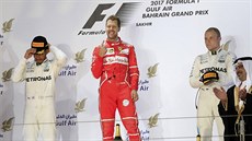 Sebastian Vettel (uprosted) slaví triumf ve Velké cen Bahrajnu., vlevo je...