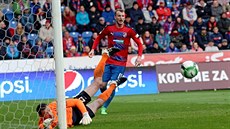 Plzeský útoník Michael Krmeník a gólman Slovácka Michal Dank v ligovém duelu