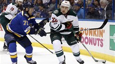 Útočník St. Louis Vladimír Sobotka (vlevo) brání Nino Niederreitera z Minnesoty. Útočník St. Louis Vladimír Sobotka (vlevo) brání Nino Niederreitera z Minnesoty.