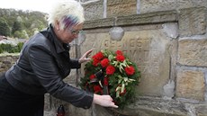 Starostka Malého Března na Ústecku Renata Zvoníčková a poničený pomník v obci. Starostka Malého Března na Ústecku Renata Zvoníčková a poničený pomník v obci.