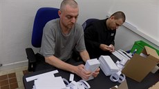 Petr Neufus (vpravo) kompletuje obálky ve firm Kawe pímo ve vznici.