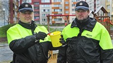 V Opavě v úterý sbírala jehly dvojice strážníků. Každý nález následně zaznačili... V Opavě v úterý sbírala jehly dvojice strážníků. Každý nález následně zaznačili...
