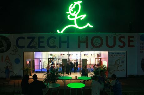 Neonová silueta zobrazující Emila Zátopka byla ozdobou eského olympijského...