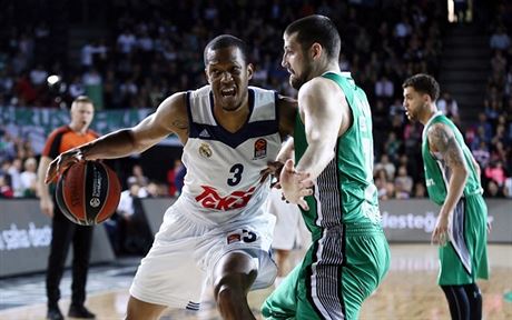 Anthony Randolph (vlevo) z Realu Madrid se snaí petlait Adriena Moermana z...