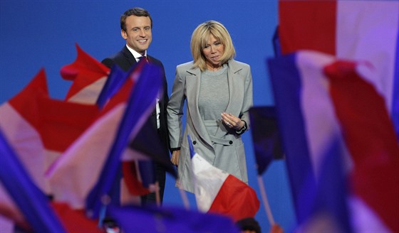 Emmanuel Macron s manelkou slaví úspch v prvním kole prezidentských voleb...