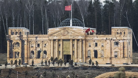 Rekonstrukce bitvy o Berlín ve vlasteneckém parku Patriot nedaleko Moskvy (23....