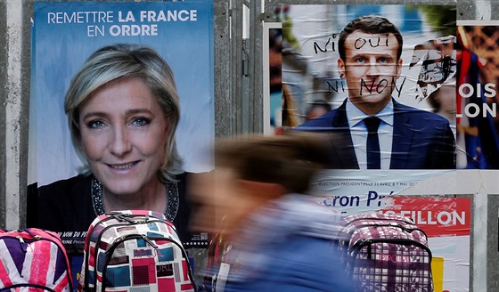 Plakáty Emmanuela Macrona a Marine Le Penové ve mst Bethune (24. dubna 2017)