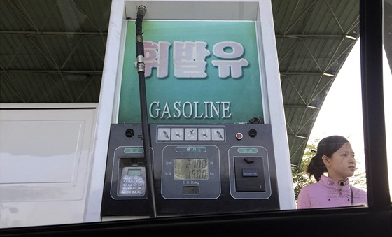Ceny na benzinových pumpách v Pchjongjangu stoupají (27. dubna 2017)