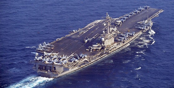 Americká letadlová lo USS Carl Vinson nedaleko Japonska  (29. dubna 2017)