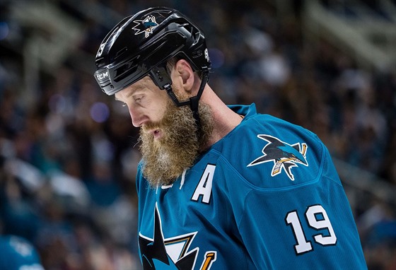 Joe Thornton ze San Jose je jedním z hrá, kteí v play-off riskovali své...