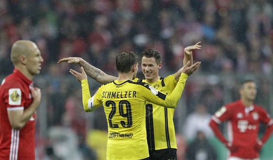 Erik Durm a Marcel Schmelzer z Dortmundu slaví výhru nad Bayernem Mnichov.